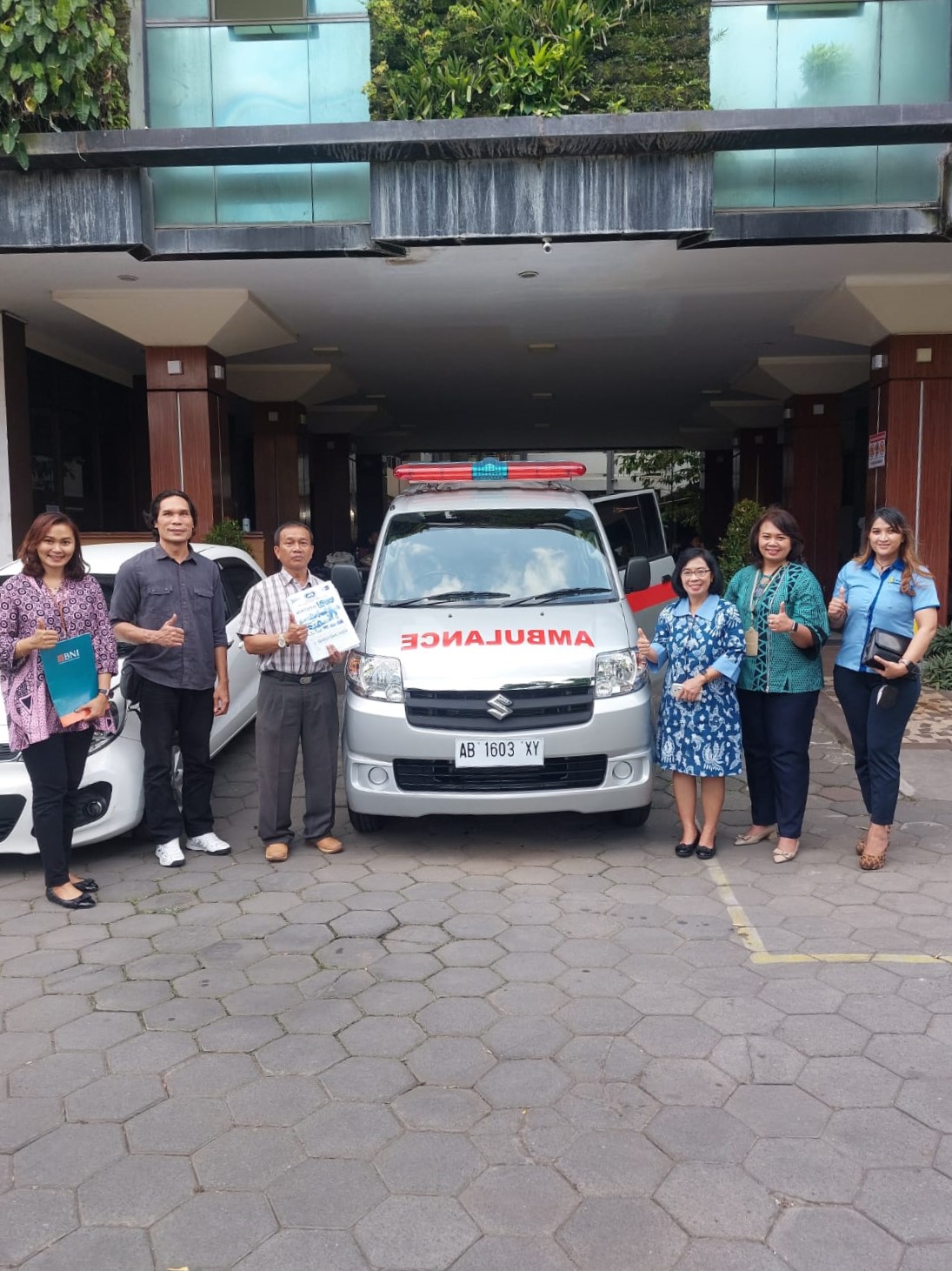 Simbol Kerjasama, UKDW Terima 1 Ambulance Dari BNI | UKDW