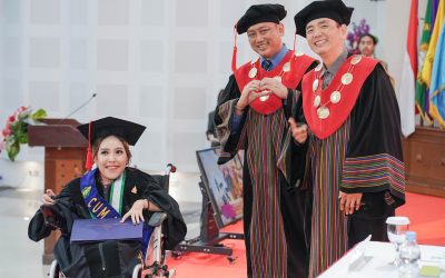 Gunakan Kursi Roda, Trifena Naik Podium dengan Predikat Cumlaude