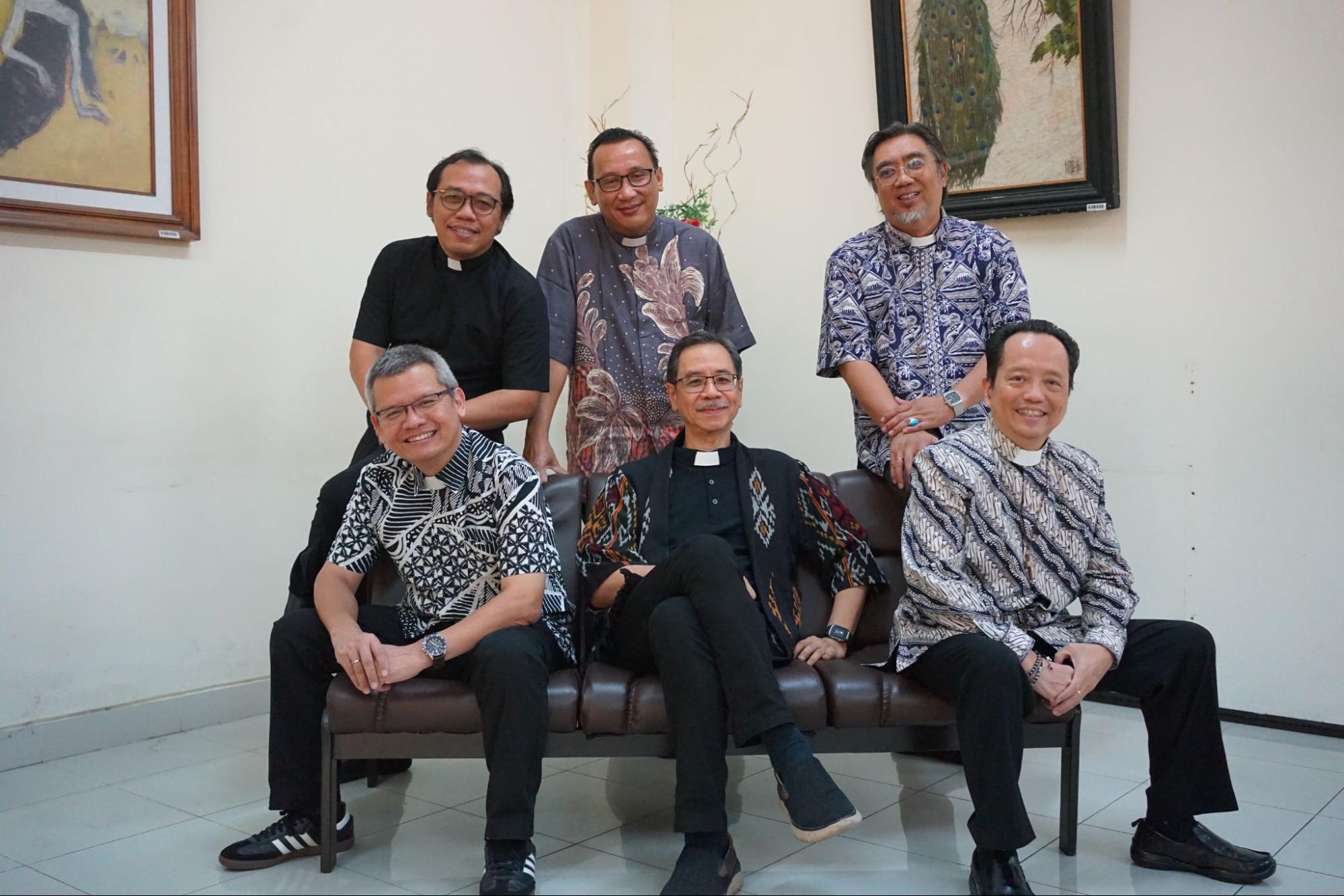 Foto bersama Dekanat Fakultas Teologi